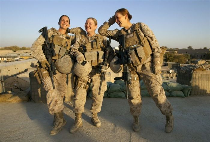 Симпатичные девушки-солдаты (37 фото)