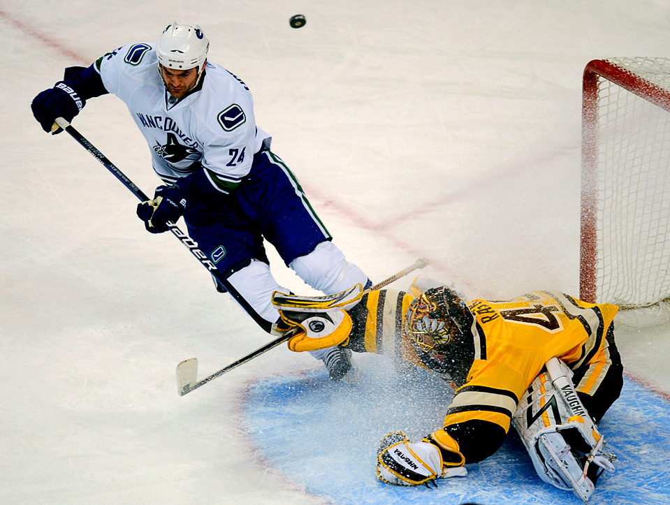 11.  «Vancouver Canucks»      «Boston Bruins»        , 6 . (REUTERS/Gretchen Ertl)