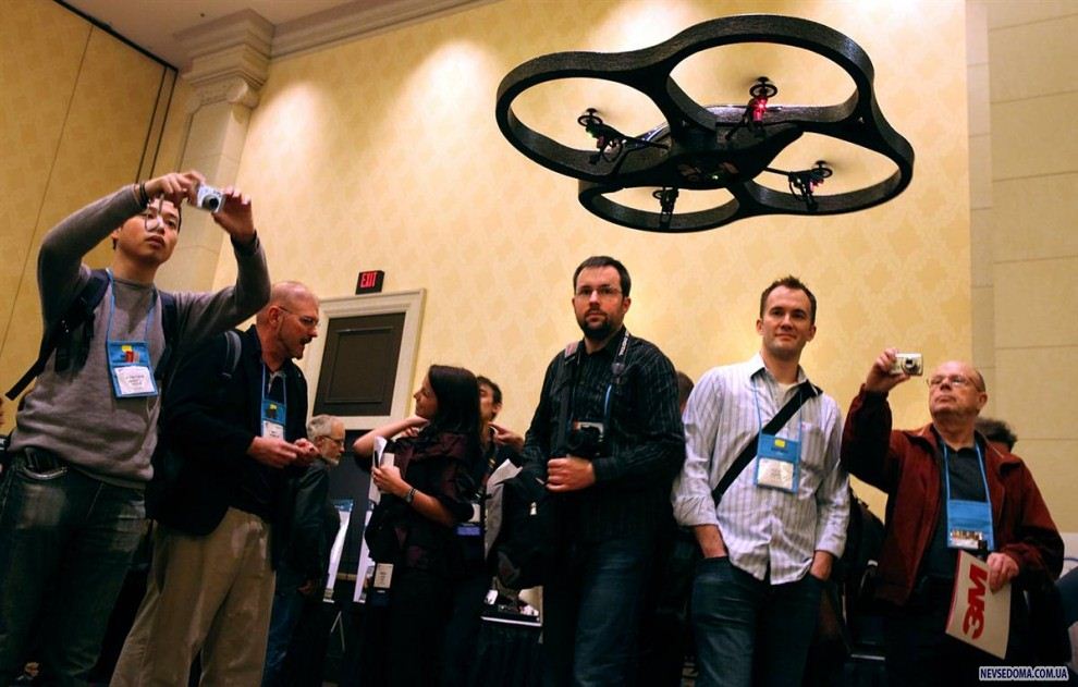 9.   CES    iPhone’   «Parrot Air Drone»  - 5 .     «Drone»,  « »   . (Justin Sullivan / Getty Images)