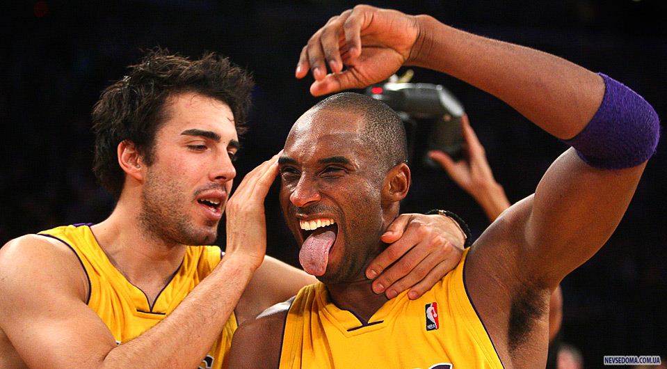 21.   ()  «Los Angeles Lakers»             ,     «Sacramento Kings»    NBA  - 1 . (AP Photo/Alex Gallardo)