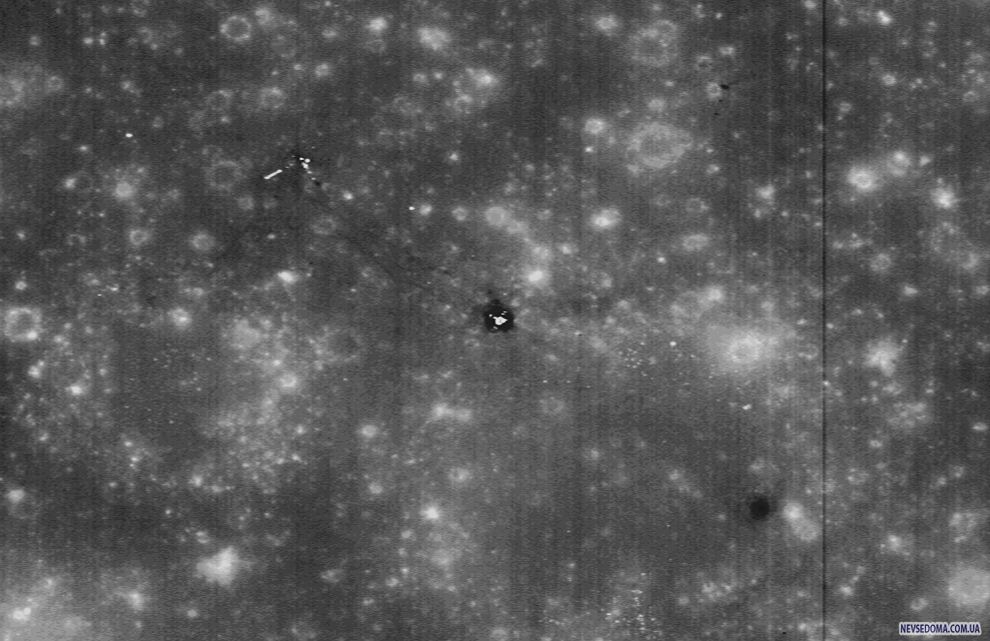7.   ,   5  2009 ,    12   . 19  1969           ,    ( )       «Surveyor 3». «Surveyor 3»           . ,     ,     ,  ,   Apollo Lunar Surface Experiments Package. (NASA/GSFC/Arizona State University)