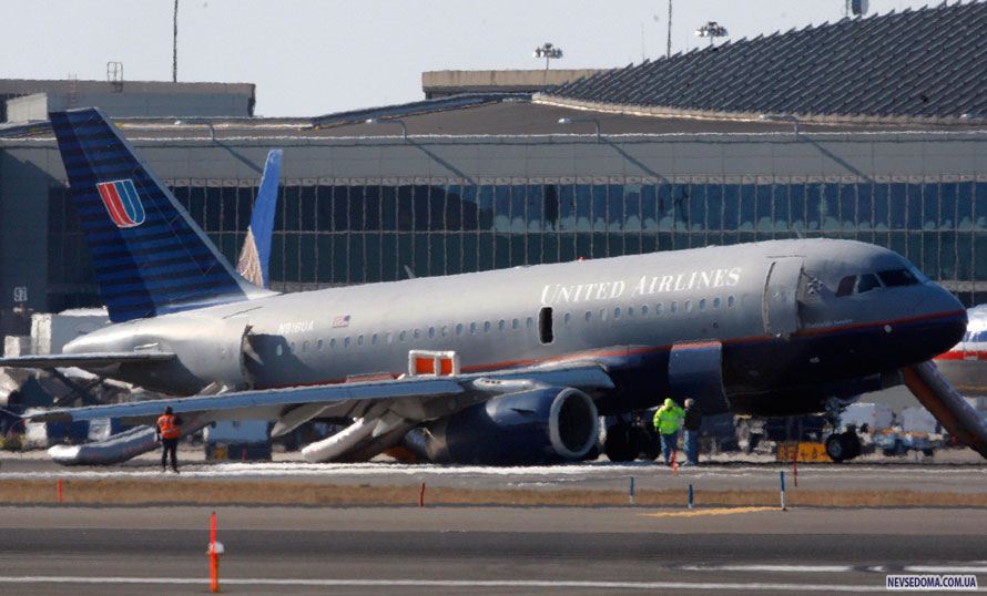 16.  «United Airlines Airbus 319»         « »  , -.         .     - ,   53 ,     ,   ,    . (AP Photo/Kathy Willens)