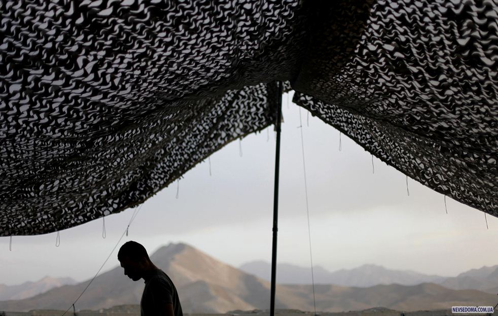 12. Специалист 21-летний Кристиан Джименез из Элизабет, Нью-Джерси, идет мимо палатки на аванпосте Танги в провинции Вардак, Афганистан, 17 августа 2009 года. (AP / David Goldman)