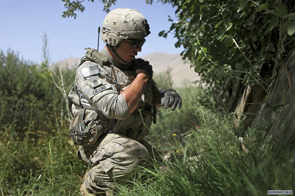 16. Штабной сержант 25-летний Коди Коллинс из Джоя, Кентукки, нашел спусковой механизм придорожной бомбы вовремя патрулирования долины Танги в афганской провинции Вардак. (AP / David Goldman)