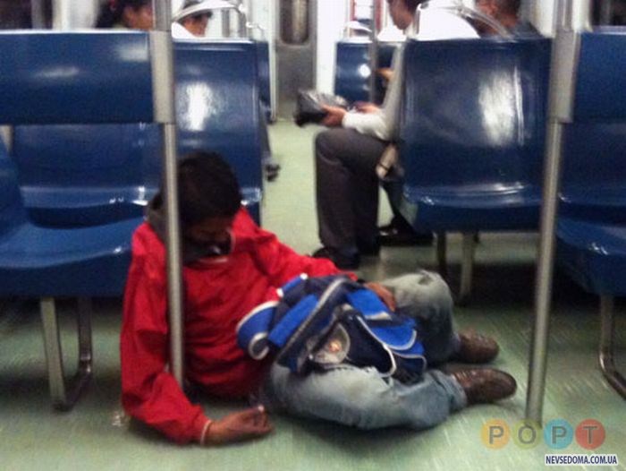 Люди в метро. Часть 2 (102 фото)