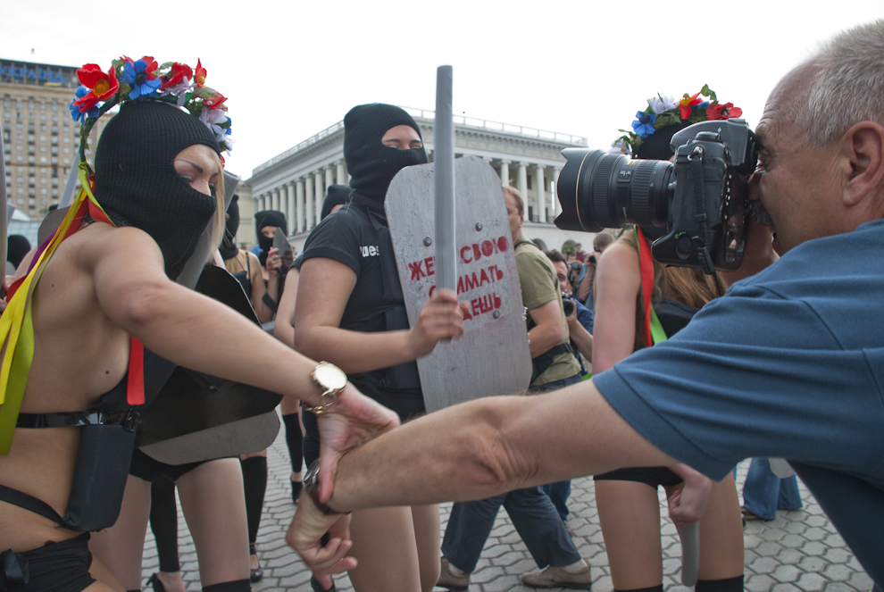 203  FEMEN «100 :       »