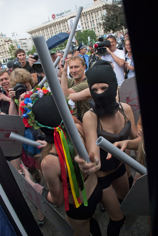 262  FEMEN «100 :       »