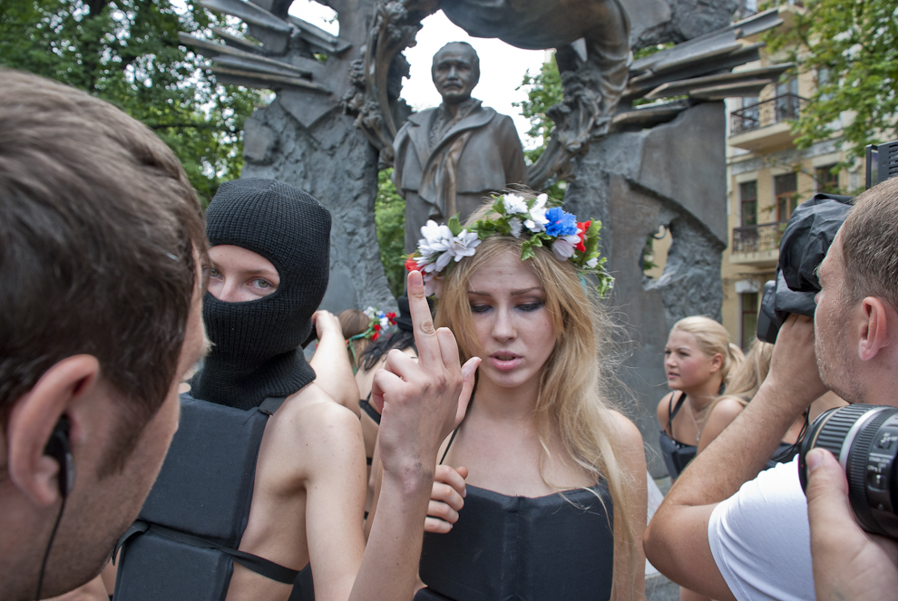 372  FEMEN «100 :       »