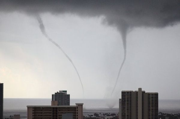 На Гавайях произошло торнадо (13 Фото)