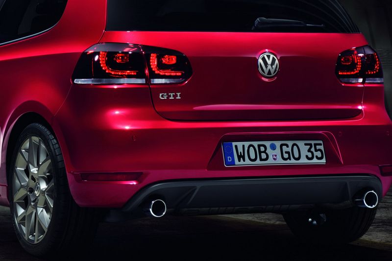   Volkswagen Golf GTI (13 )