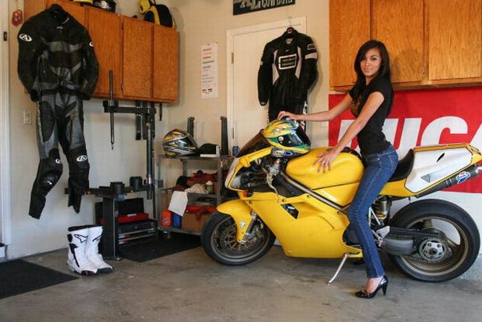 Девушки с мотошоу Ducati (92 фото)