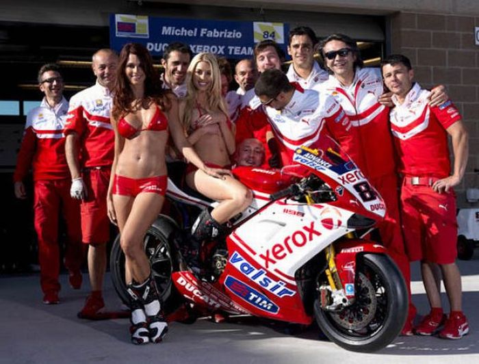 Девушки с мотошоу Ducati (92 фото)
