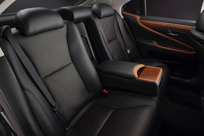  Lexus LS 460 Touring Edition (10 )