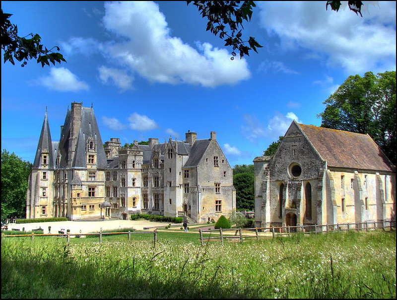 Le château de Fontaine-Henry. . 
