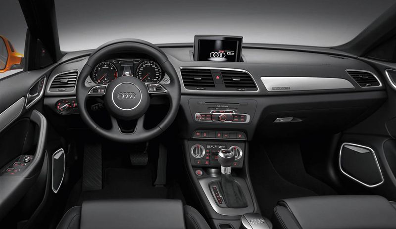  Audi Q3 RS  300 / (60 )