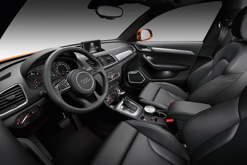  Audi Q3 RS  300 / (60 )