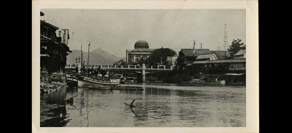 3.      1945  –           –   ,      .        ,      1915 . (Hiroshima: The United States Strategic Bombing Survey Archive, International Center of Photography, Purchase, with funds provided by the ICP Acquisitions Committee, 2006)