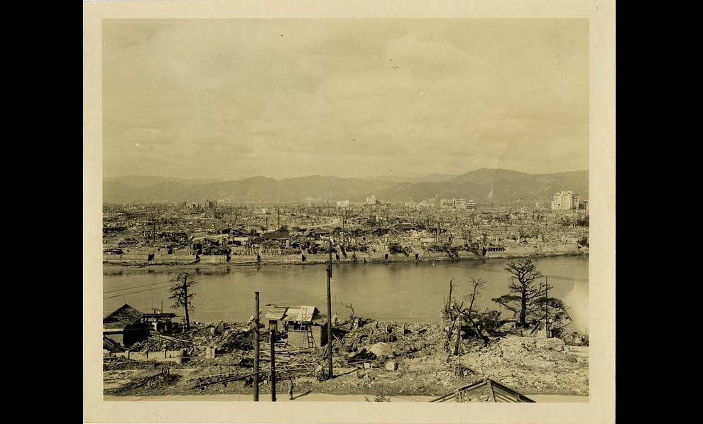 9.     1945-    ,   ,    . (Hiroshima: The United States Strategic Bombing Survey Archive, International Center of Photography, Purchase, with funds provided by the ICP Acquisitions Committee, 2006)