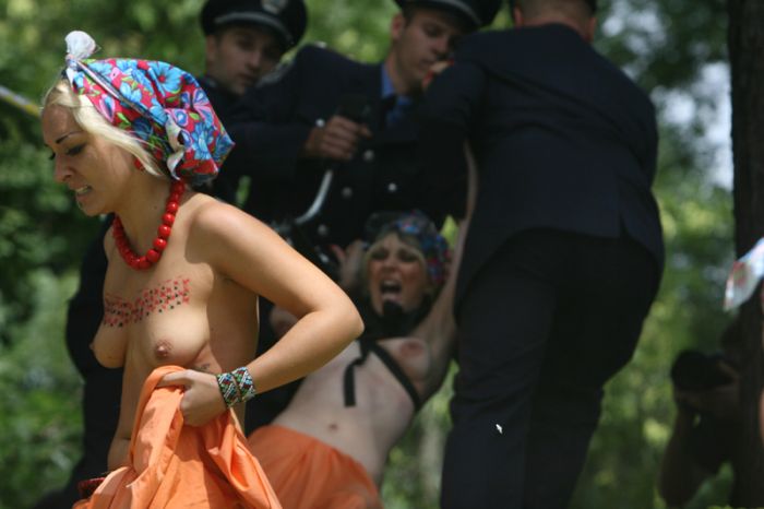   FEMEN   (17  + )