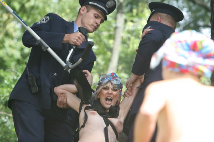   FEMEN   (17  + )