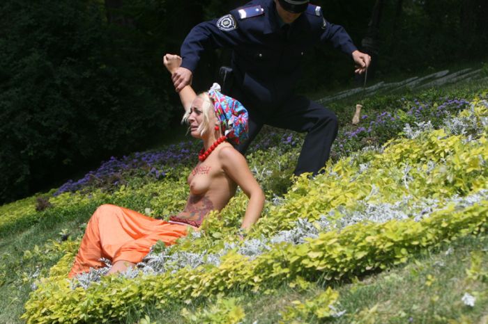   FEMEN   (17  + )