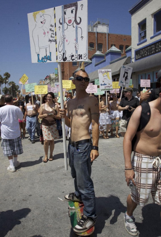 national go topless day in venice beach nsfw.3779590.87   ,   