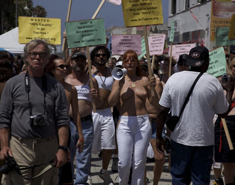 national go topless day in venice beach nsfw.3779586.87   ,   