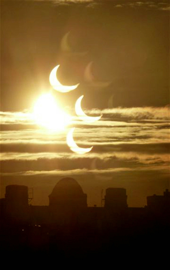 pb 110104 partial eclipse 2a.photoblog900   2011    ( 1)