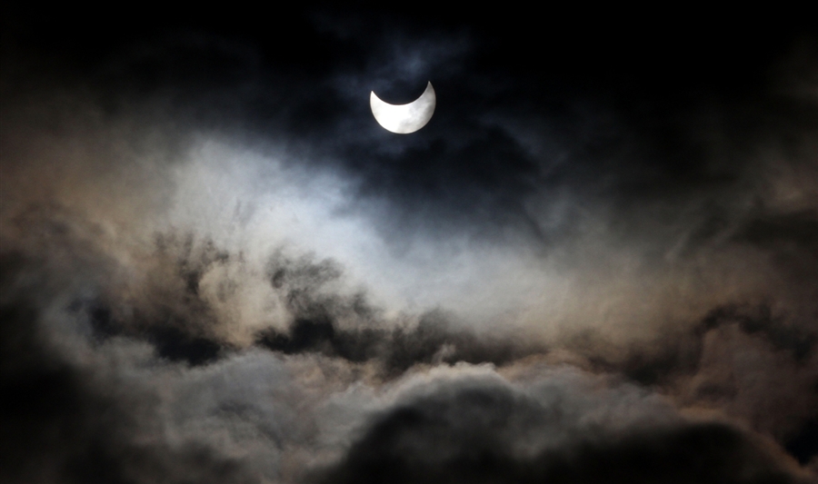 pb partial lunar eclipse 01 eg.photoblog900   2011    ( 1)