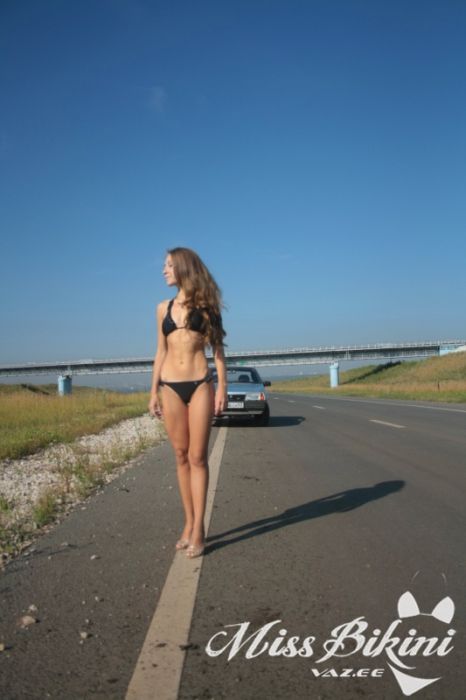 Девушка в бикини и автомобиль ВАЗ (36 фото)
