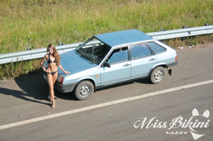 Девушка в бикини и автомобиль ВАЗ (36 фото)