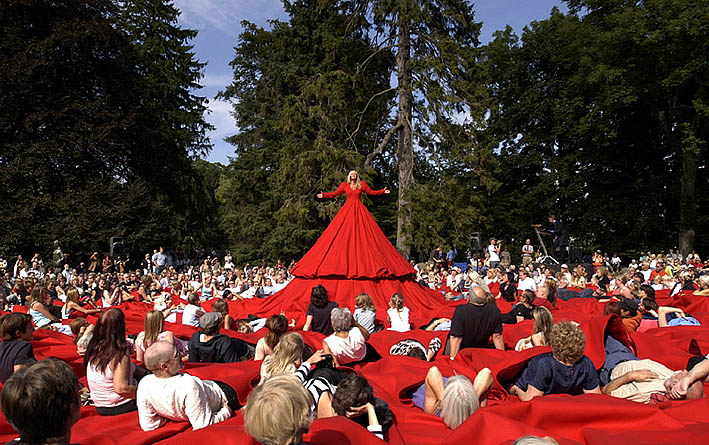 Aamu Song Com pa ny Reddress a dress for singer and audience world premier Louisiana Museum Denmark 2005     