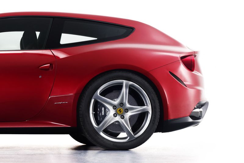  Ferrari     FF (6 +)