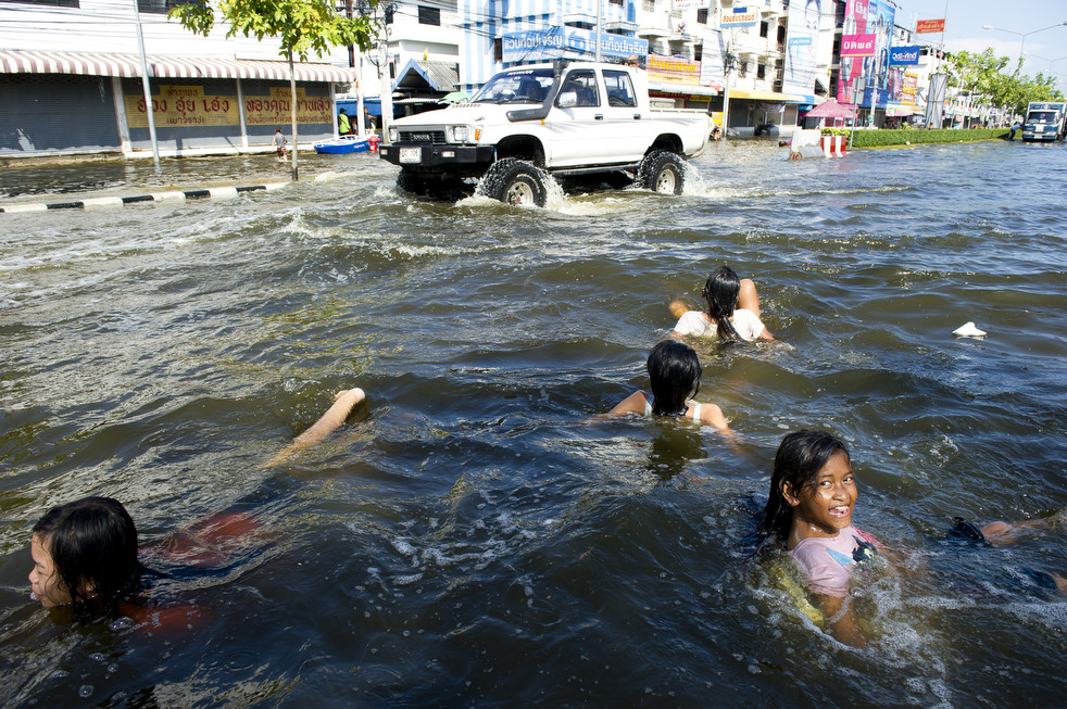 thailand flood 1027 04   :    