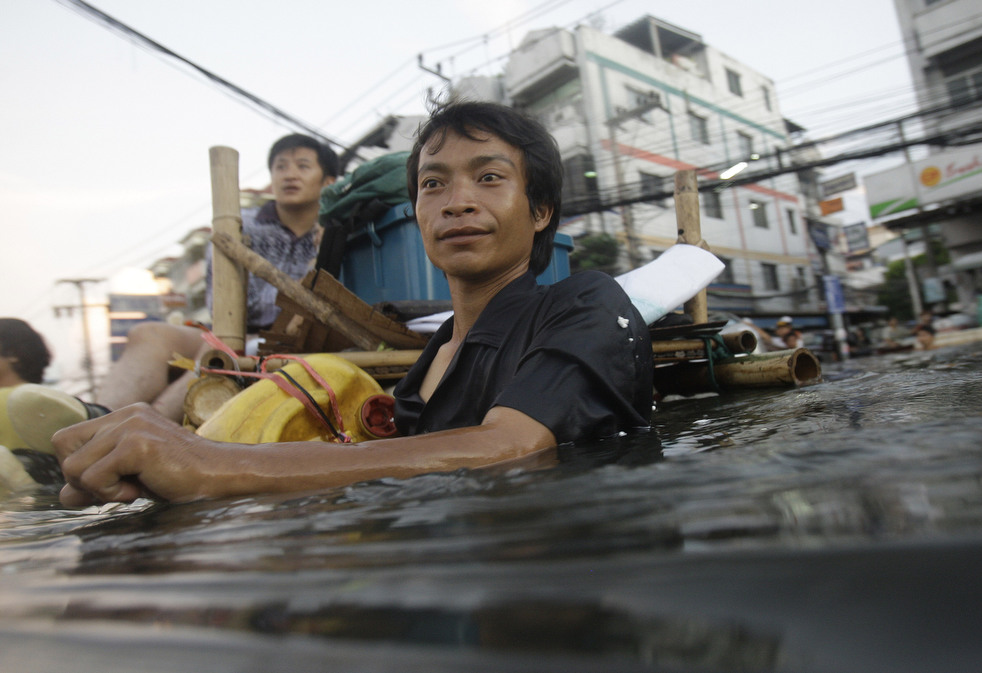 thailand flood 1027 06   :    