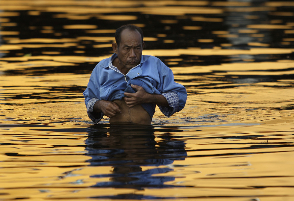 thailand flood 1027 10   :    