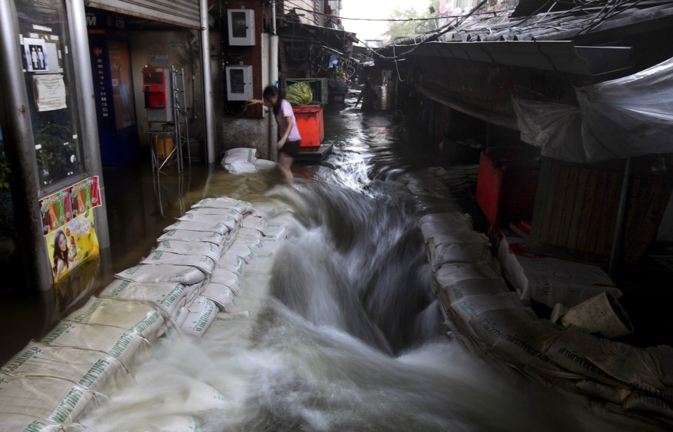 thailand flood 1027 01   :    