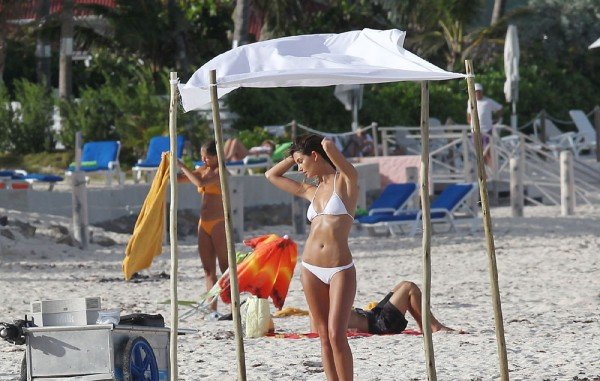 Лили Олдридж отдыхает на пляжах Карибского моря