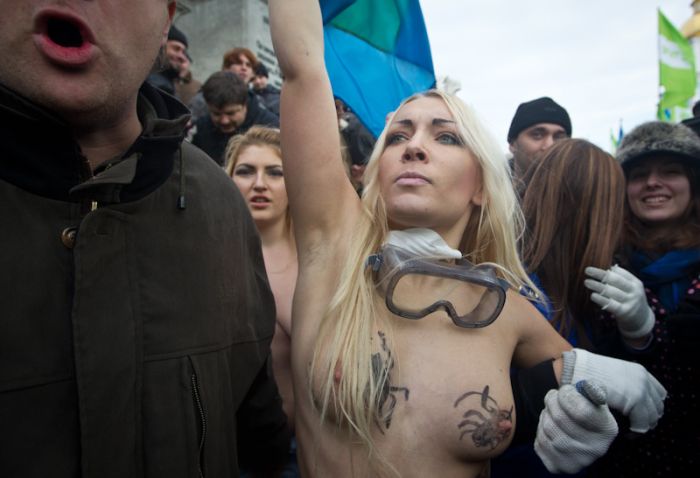 FEMEN     (35  + 2 )