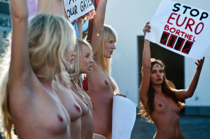 FEMEN     (35  + 2 )