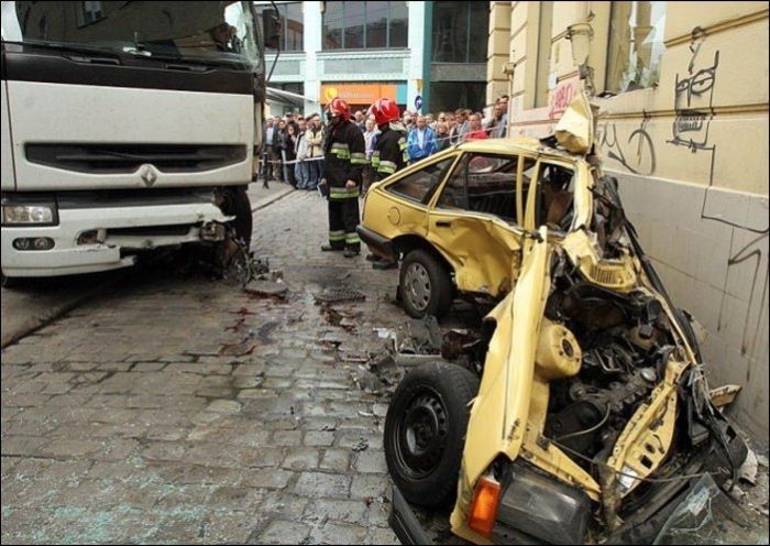 Подборка автомобильных аварий и курьезов (96 фото)