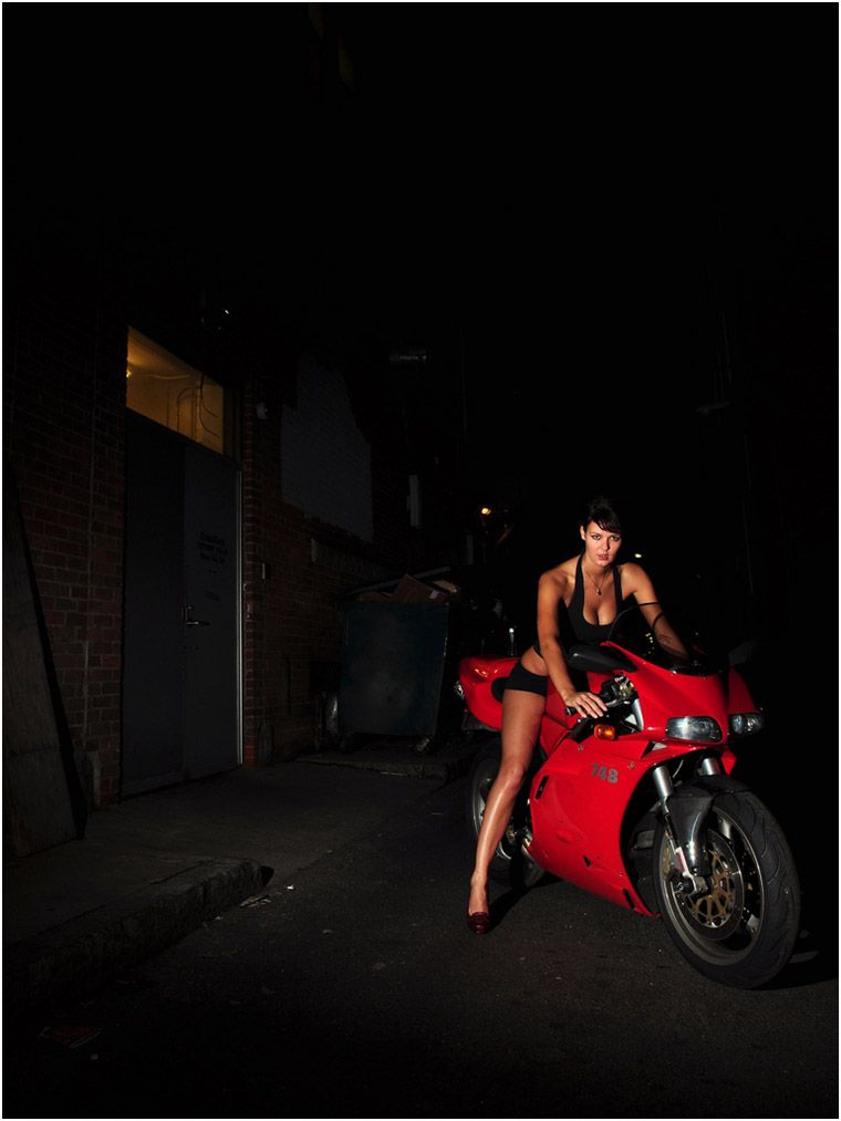 Красотки и байки фирмы Ducati (59 фото)