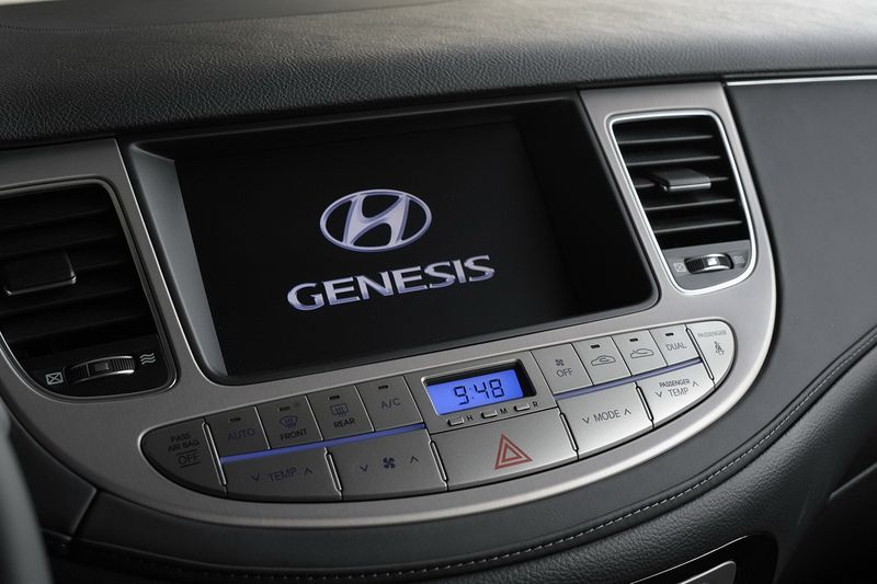  Hyundai Genesis  8-  (30 )