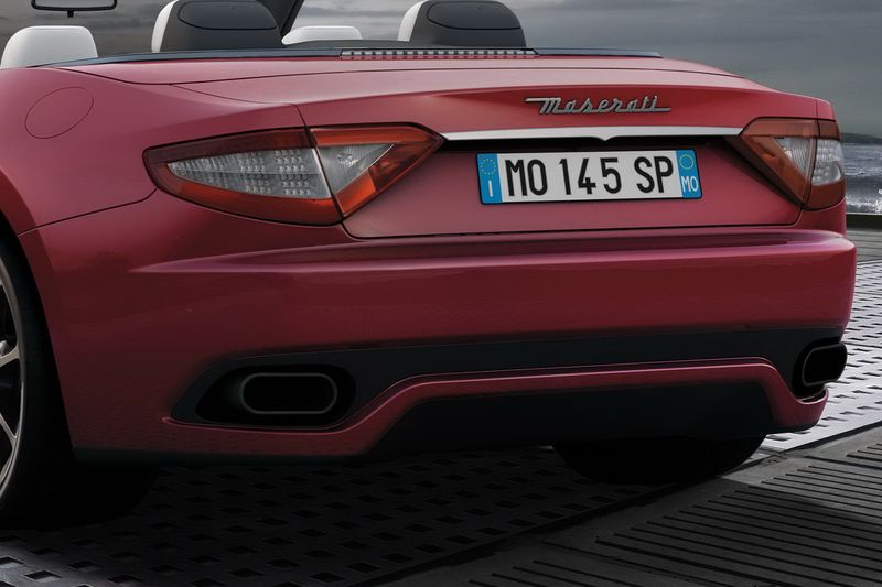   ,  GranCabrio Sport       , <br>   ,   ,         <br>   Rosso Trionfale.<br> <br>     450- (510 ) “”  4,7 ,     <br> 6-    ZF,    Quattroporte Sport GT S.   <br>   285 /.<br> <br>  , Maserati GranCabrio Sport        <br>   Skyhook.       ,      .