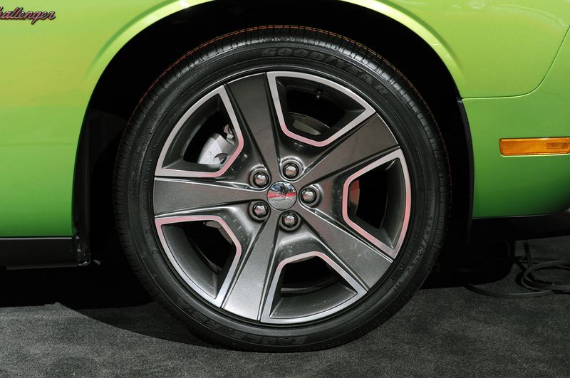 Dodge Challenger SRT8 Green With Envy    (19 )