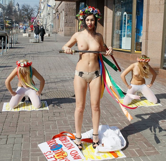 Femen   (17 ) 
