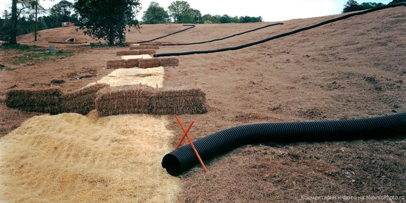 7.          -.   ,    2010 ,    .        ,     .<br>       (Hay Bales and Corrugated Black Tube)<br> , 2004 .
