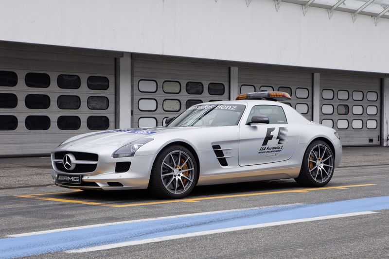     -1  Mercedes-Benz SLS AMG       ,      ,     F1     .      (,  ,    )   ,    SLS AMG    .   ,         .     V-   6,3 ,     571    6800 /     650   4750 /.       ,    