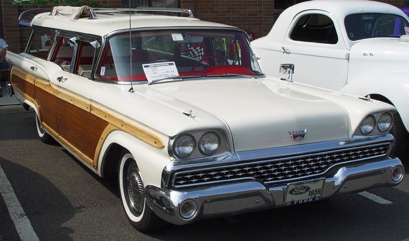 1959 Ford Country Squire Wagon деревянные молдинги это ваще кайф похож на тачку охотников за приведениями )) но там был Cadillac Miller-Meteor 1959