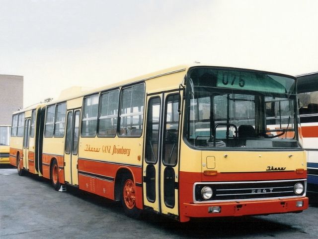     .    ( 1989  1990 ).     .    ,        . Ikarus 284T (1988)